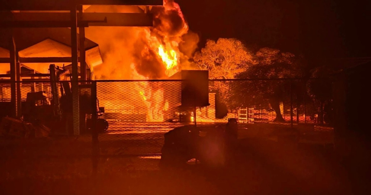Five Injured in Manzanillo Fuel Tank Fire: One Critically Hurt