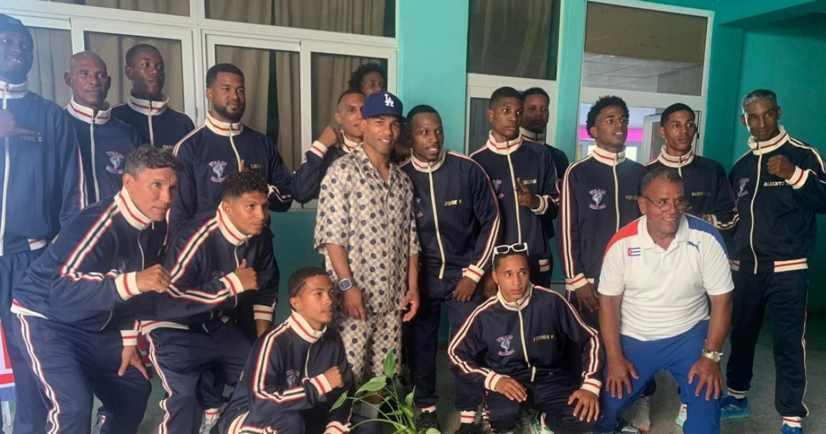 Yuriorkis Gamboa Brings Aid to Guantánamo's Boxing Team