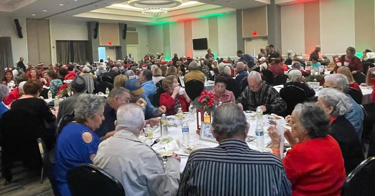 Adultos mayores de Hialeah se quedan otra vez sin comedor tras nuevo cierre en La Carreta: algunos son cubanos