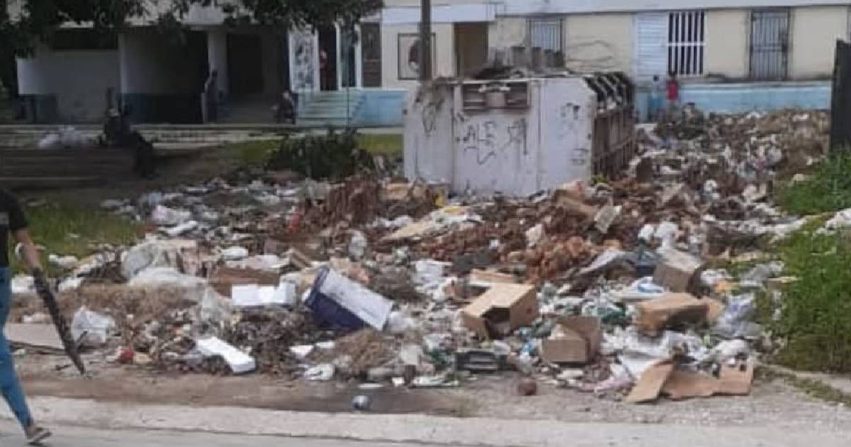 When Will It End? Holguín Residents Voice Outrage Over Piles of Trash Near Homes