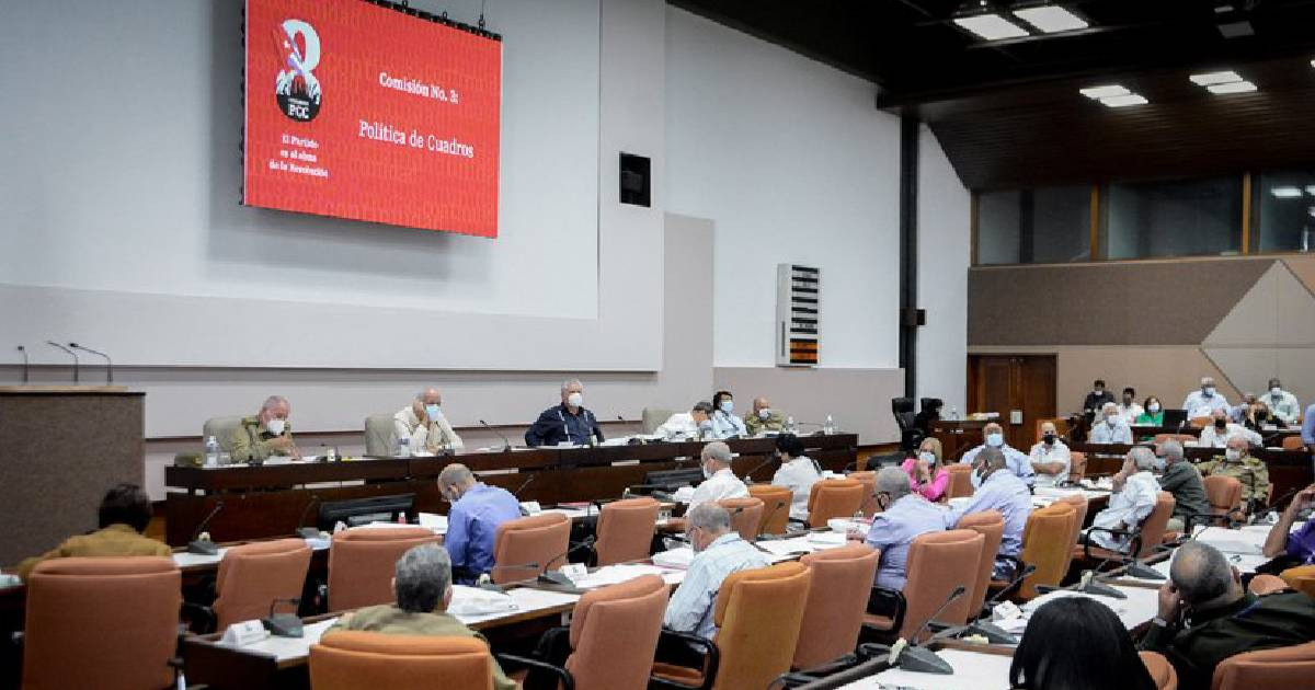 Díaz-Canel elogia la preparación de los cuadros mientras ciudadanos denuncian abandono y miseria © Estudios Revolución