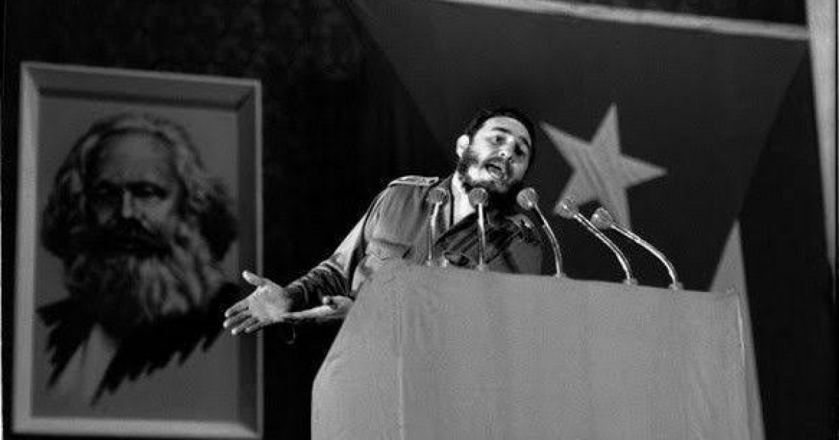 Fidel Castro, con una foto de Carlos Marx. © Cubadebate