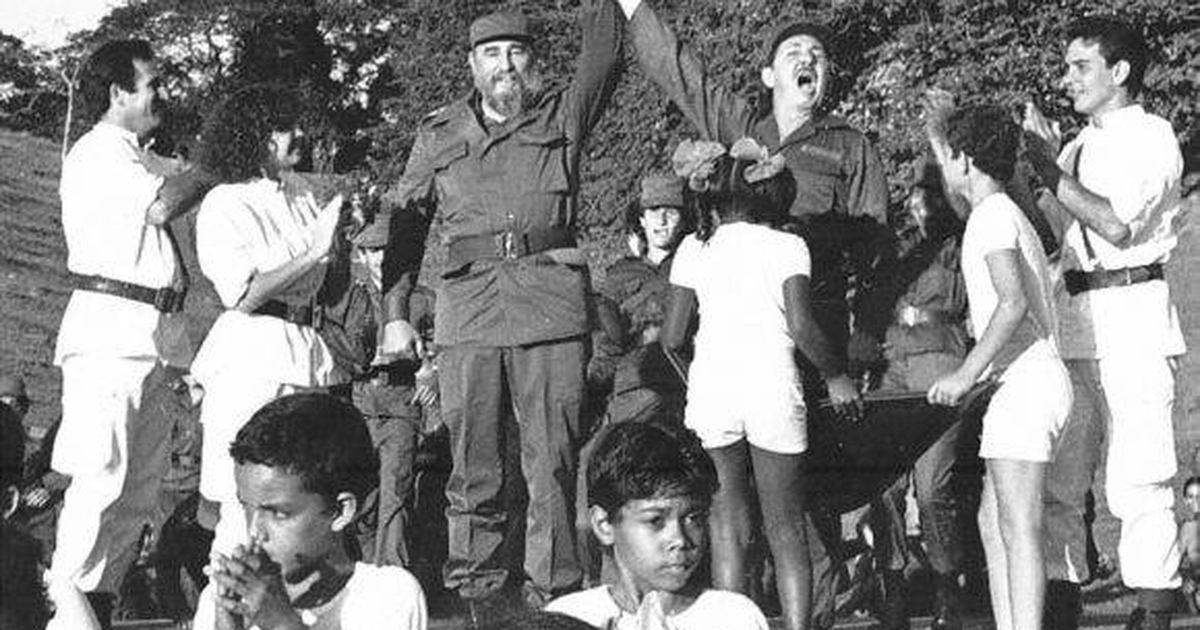 Fidel y Raúl Castro exultantes. © Sitio: Fidel, soldado de ideas.