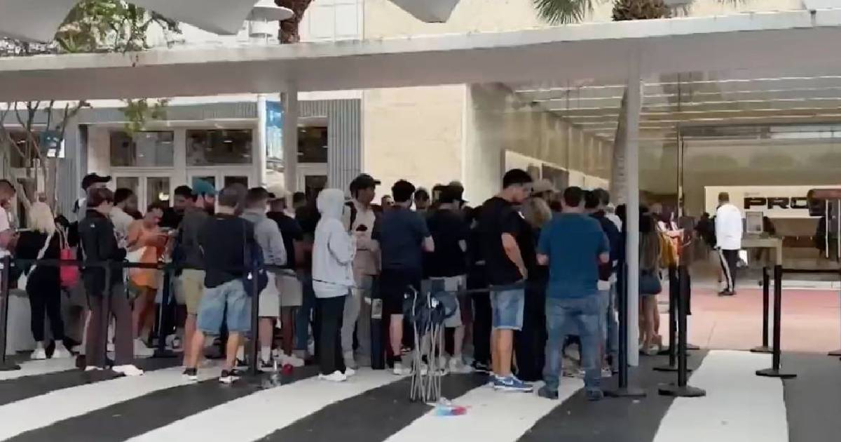 First Foldable iPhone Sparks Long Lines in Miami