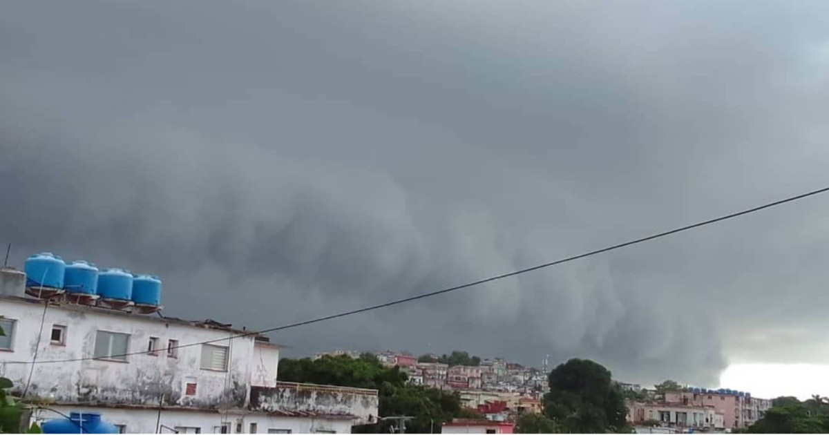 Stunning Shelf Cloud Over Havana