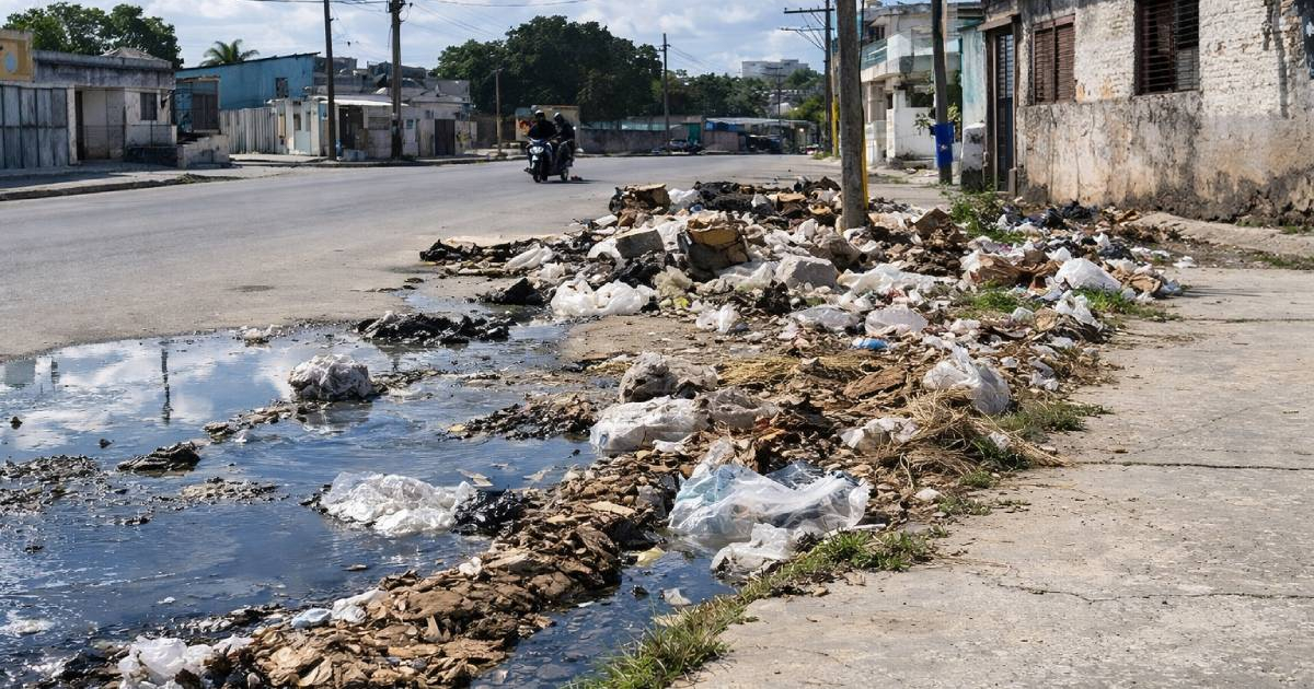 Pedestrian Struggles in Havana: Water-Filled Sinkhole Causes Havoc in Cerro