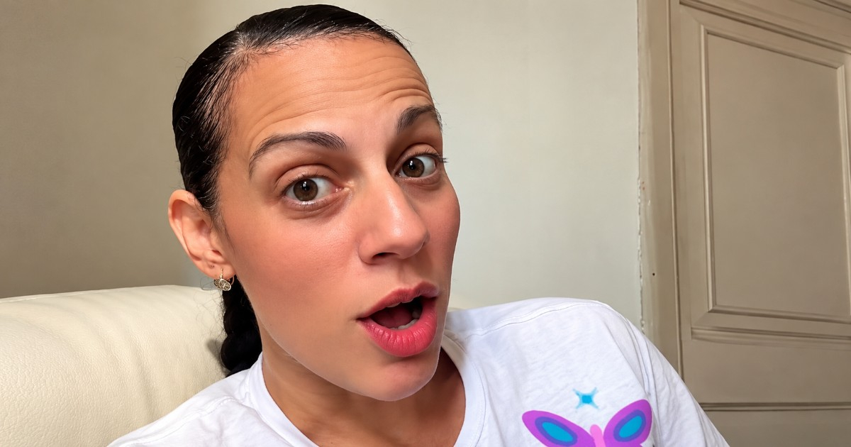 Cuban Woman Returns to Havana After Seven Years and Uncovers the Struggle to Keep Her Family's Home Clean