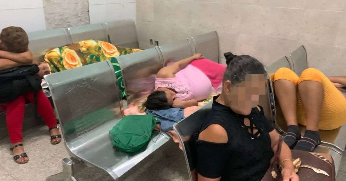 Pregnant Woman Reports Spending Night on Metal Chairs Due to Lack of Beds at Camagüey Hospital