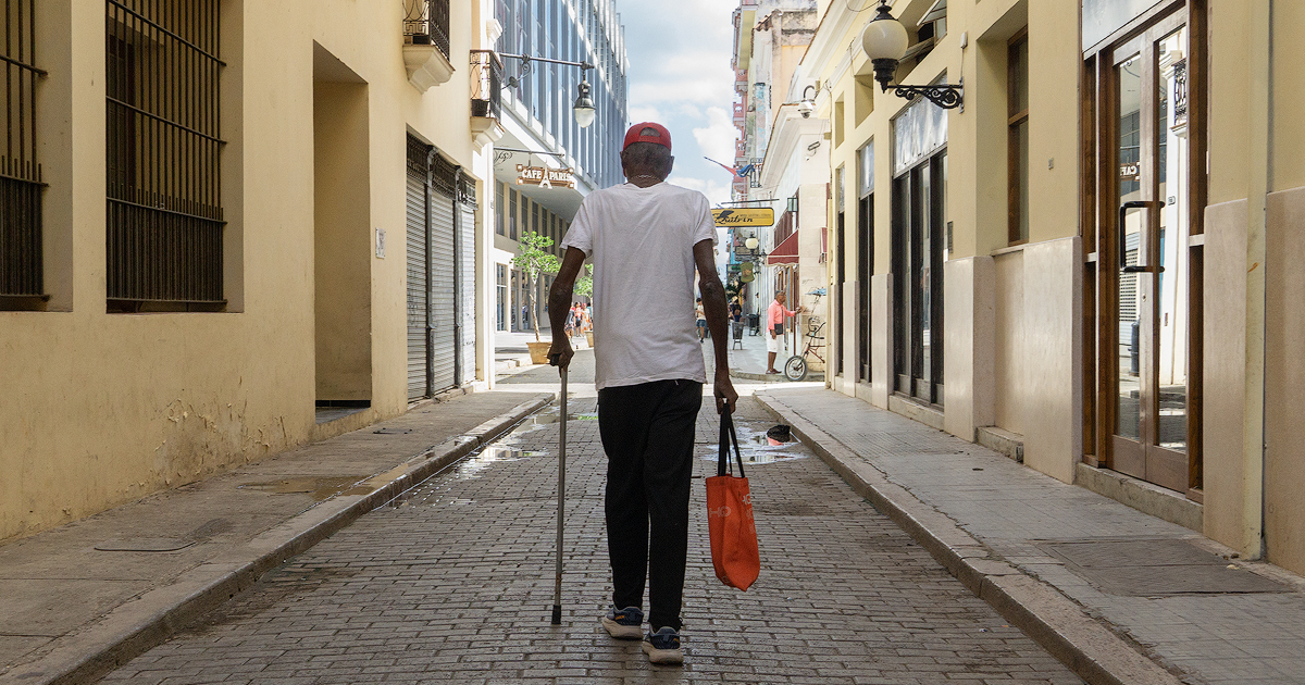 Anciano caminando por la calle Obispo, de La Habana Vieja. © CiberCuba