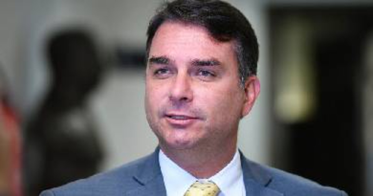 Flávio Bolsonaro and Family Granted U.S. Visas, White House Confirms