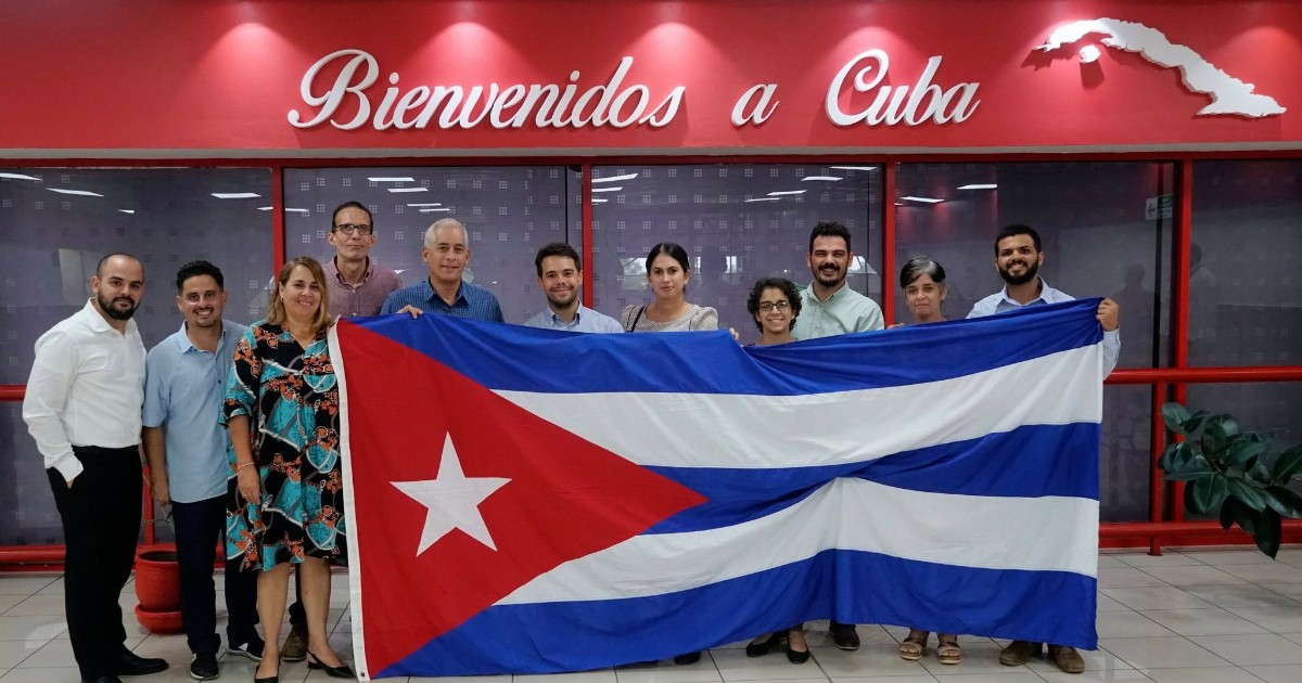 Cuban Diplomat Expelled from U.S. Receives Hero's Welcome in Havana