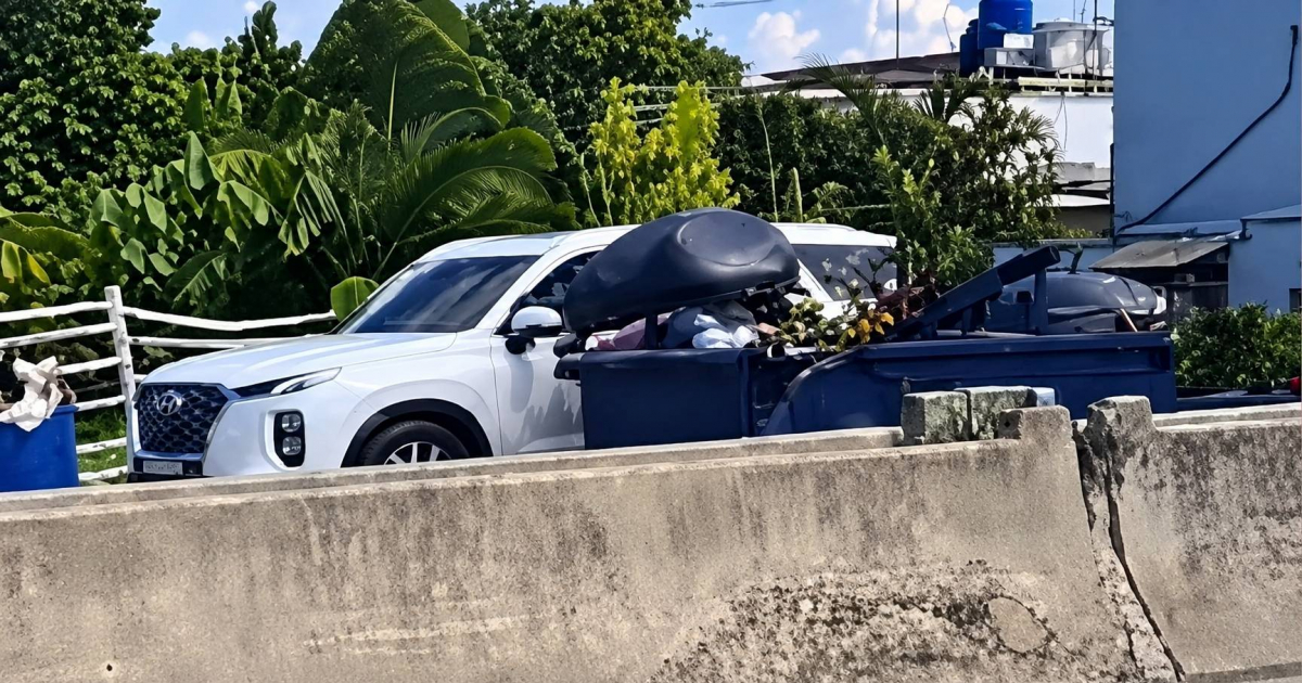 Havana's Boyeros Avenue Blocked with Trash Bins in Response to Power Outage