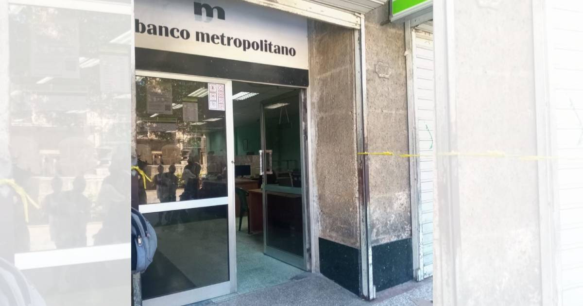 Bank in Havana Faces Criticism for Poor Customer Service: Only 25 Customers Served in Seven Hours
