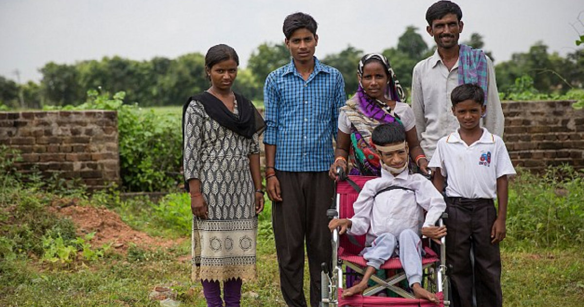 Fotografía Mahendra Ahirwa con su familia © yahoo.com