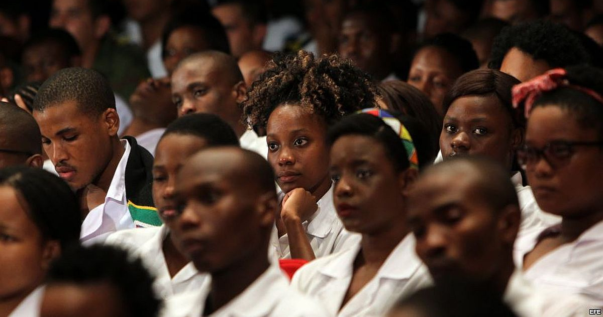  © Entregan en Johannesburgo, Sudáfrica, diplomas de médicos a 62 jóvenes graduados en Cuba