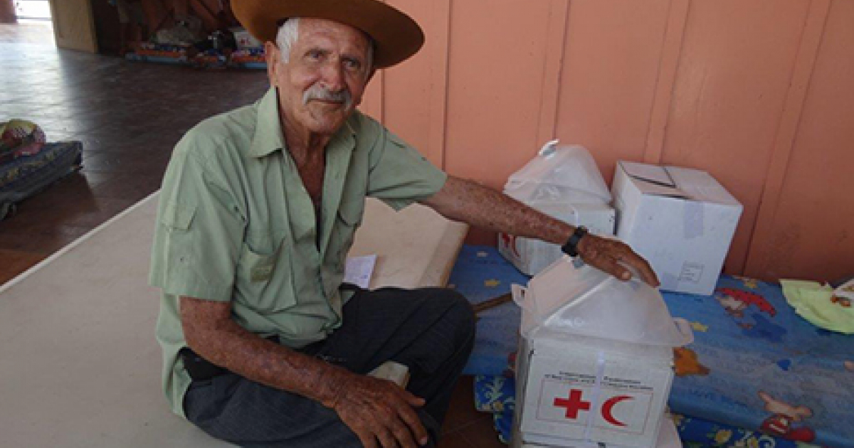 Nicaraguense recibe ayuda © IFRC.org