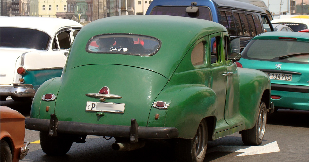 Un almendrón por La Habana © Cibercuba