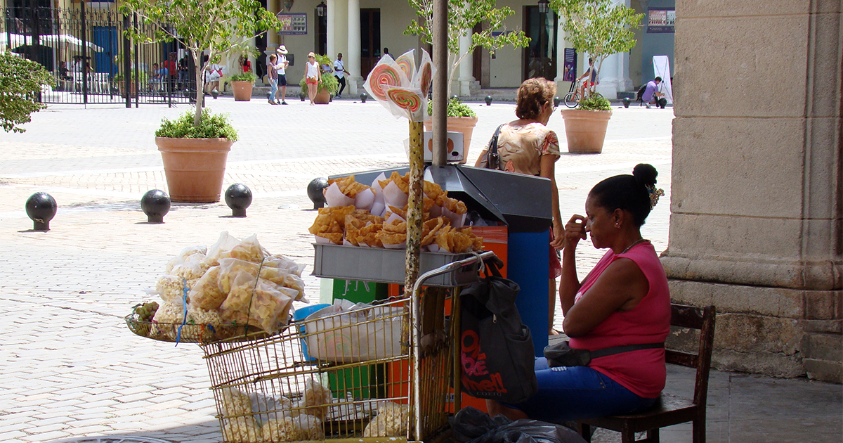 Vendedora ambulante en Cuba © CiberCuba