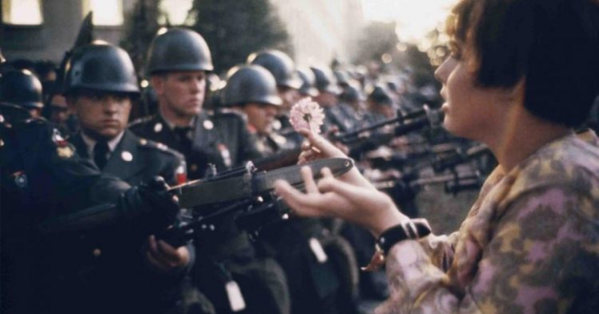 Marc Riboud La muchacha que ofrece una flor a los soldados © 