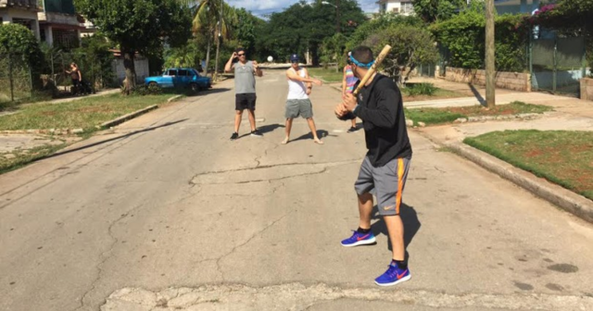 Nolan Arenado jugando en las calles cubanas © Nolan Arenado y Familia