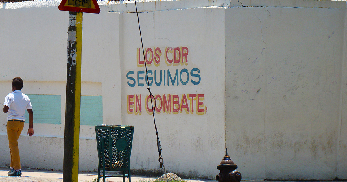 Propaganda de los CDR en una calle cubana. © CiberCuba