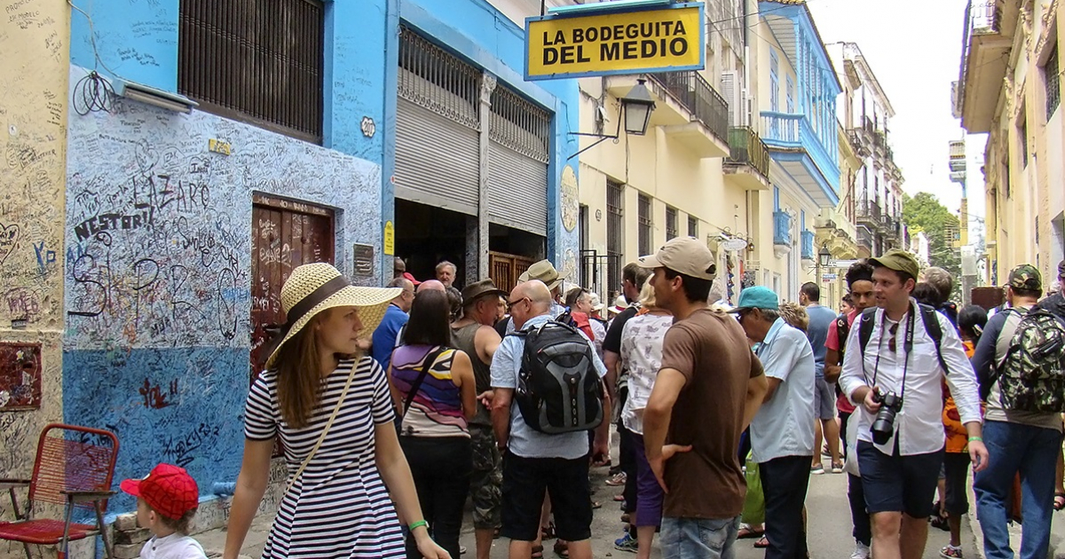 Turistas en la Bodeguita del Medio © Cibercuba