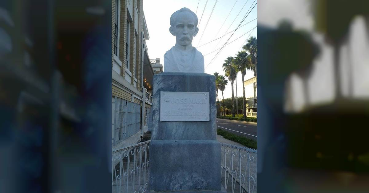 Estatua de Martí en Club Cubano de Tampa © CiberCuba