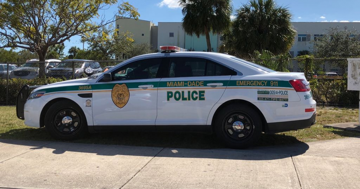 Policía, este viernes, frente a una escuela de Miami. © Cibercuba