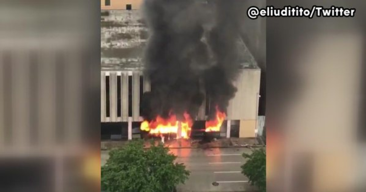 Edificio en llamas en Houston © Twitter