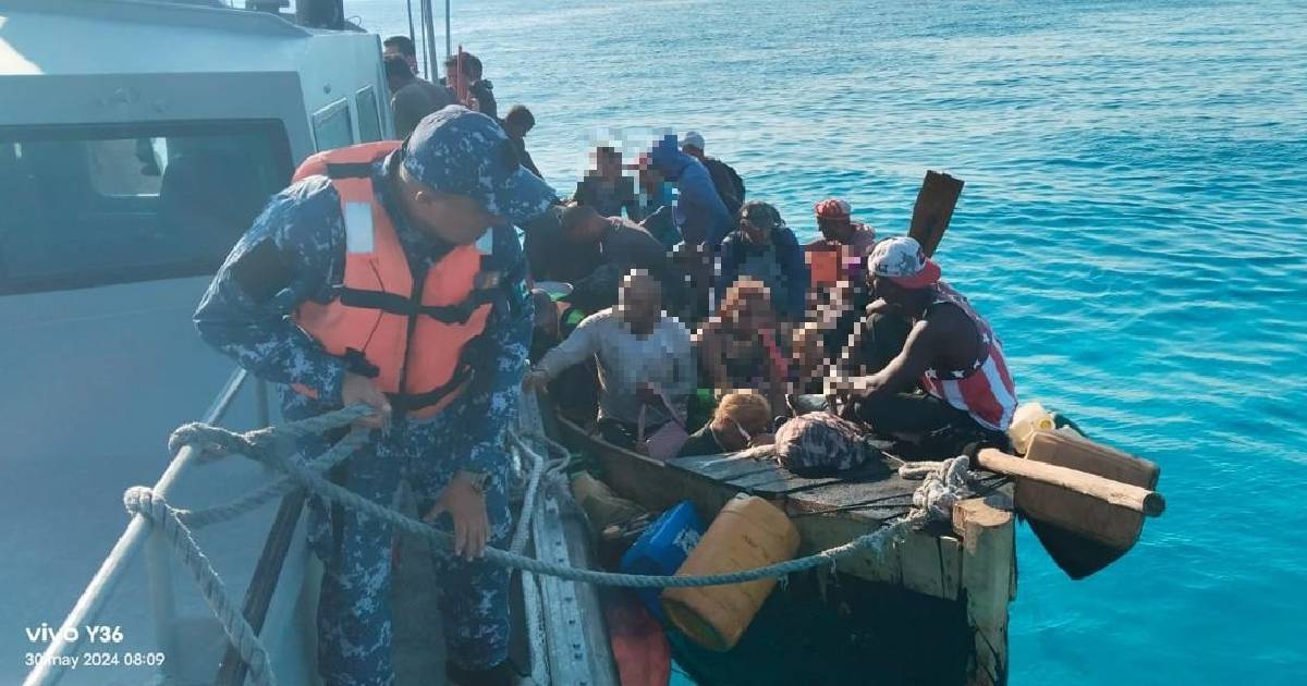 Rescatan a 51 migrantes cubanos en aguas mexicanas