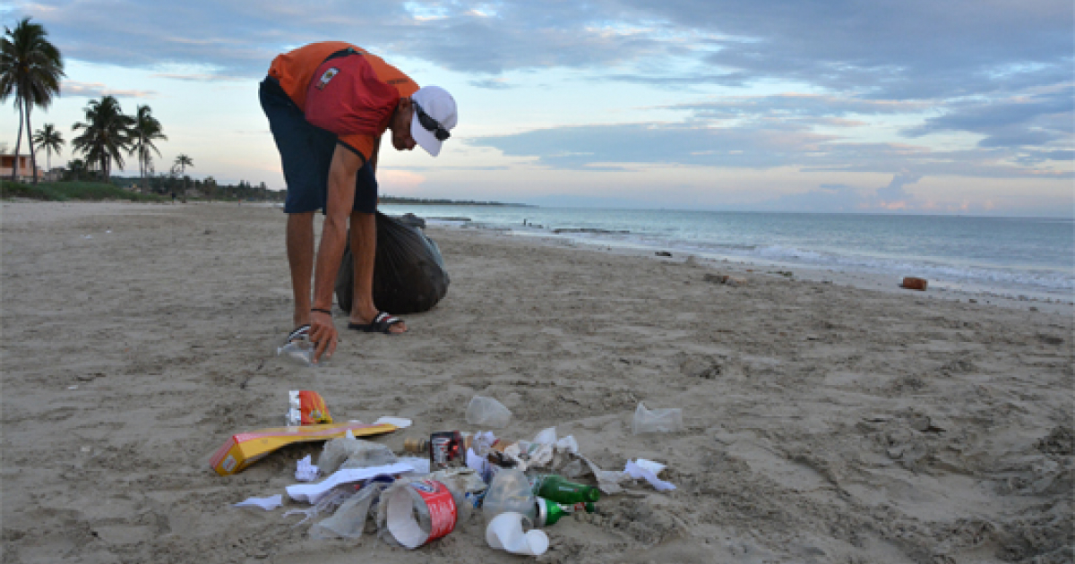 Basura en Playas del Este © Roberto Suárez/ Juventud Rebelde