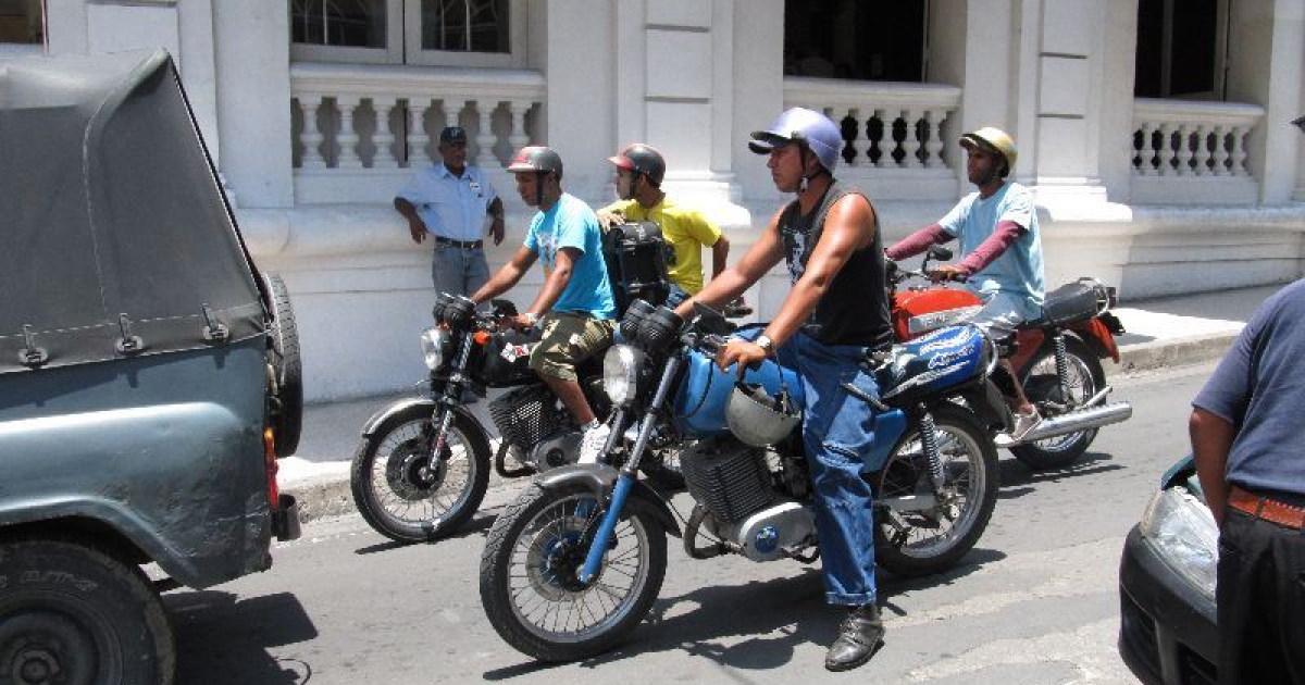 Motos MZ en Santiago de Cuba © 