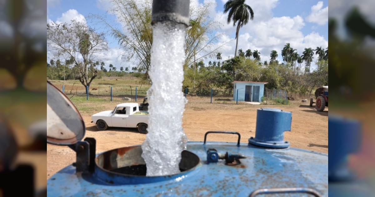 Abastecimiento de agua con pipas en Cuba. © Escambray.