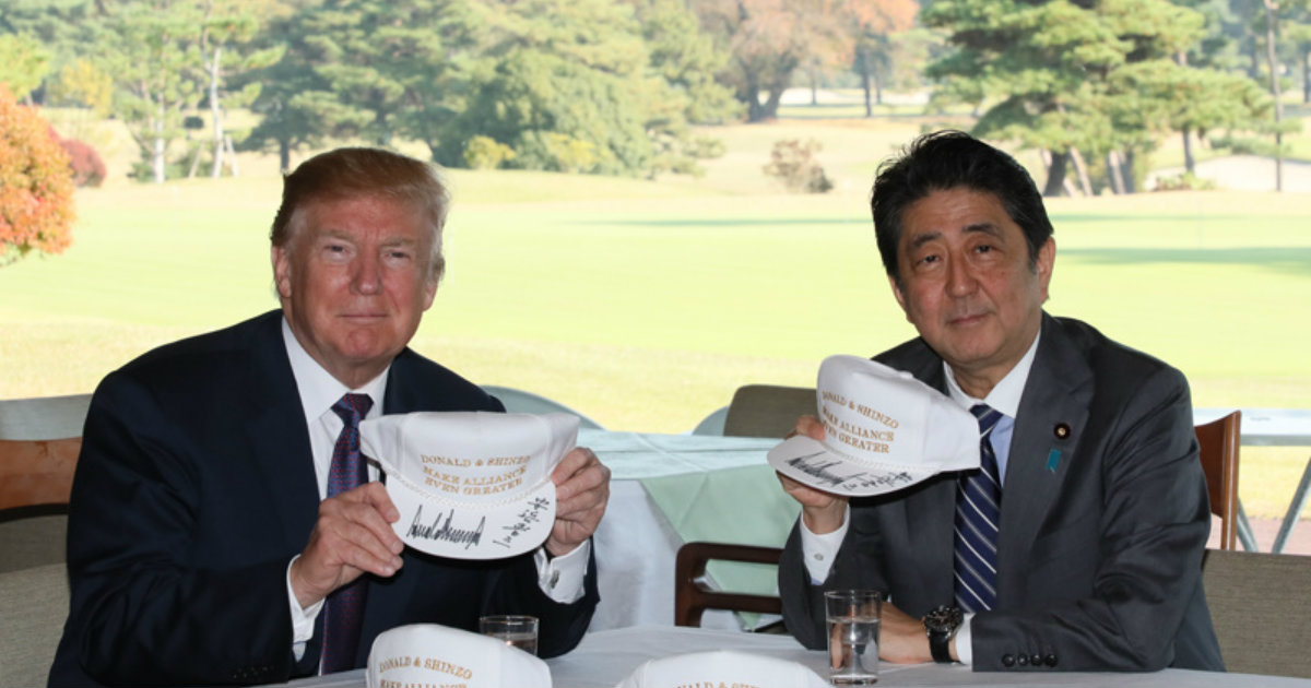 Los dirigentes Trump y Abe mostrando gorras blancas en la Florida © Wikimedia Commons