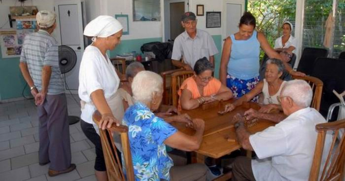 Octogenarios en casa de abuelos de Cuba © 