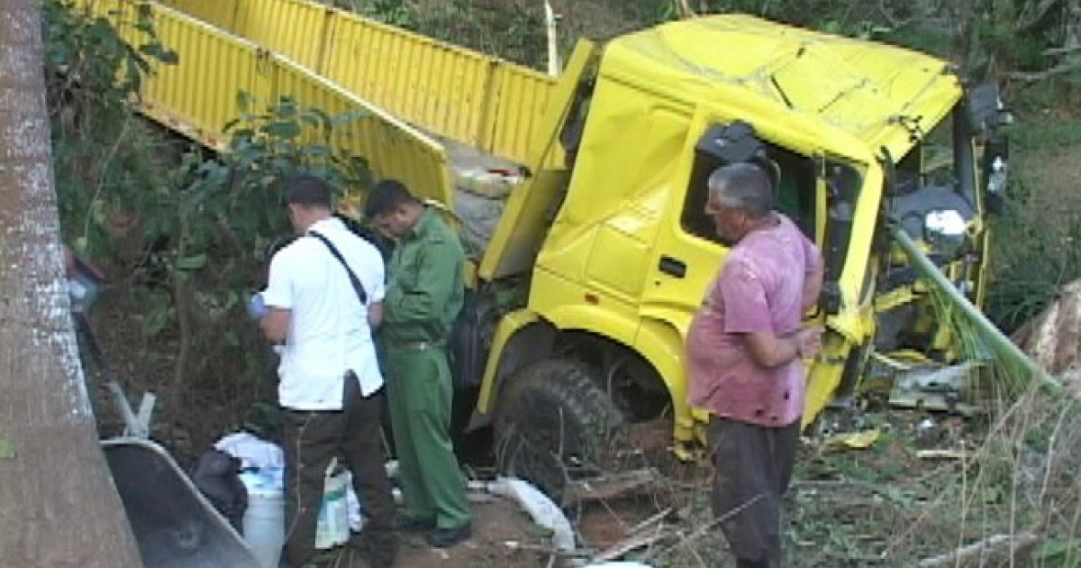 Camión accidentado en Cienfuegos, Cuba © 5 de septiembre