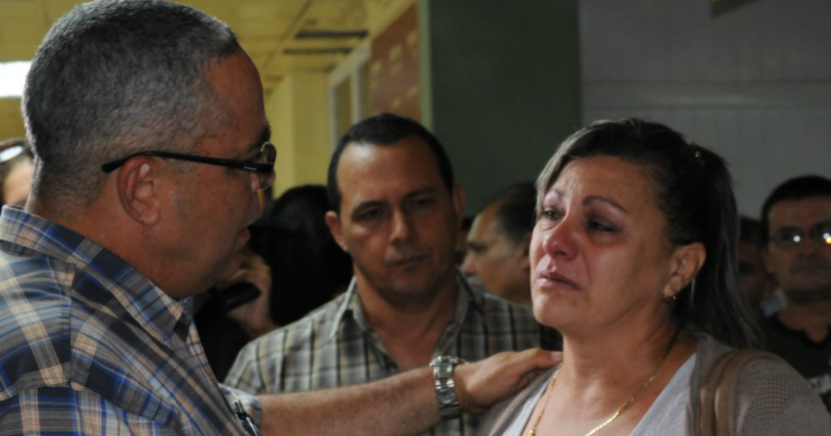 Una familiar de una de las víctimas, destrozada en el aeropuerto de Holguín. © Ahora.