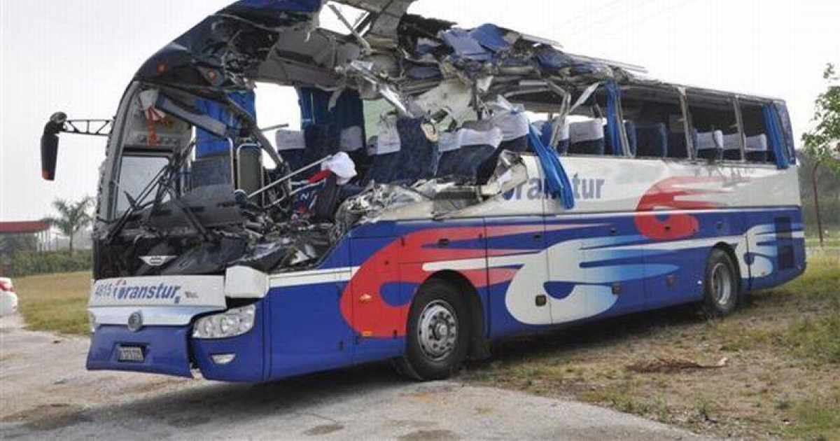 Autobús destrozado tras un accidente de tránsito en Sancti Spíritus © Escambray