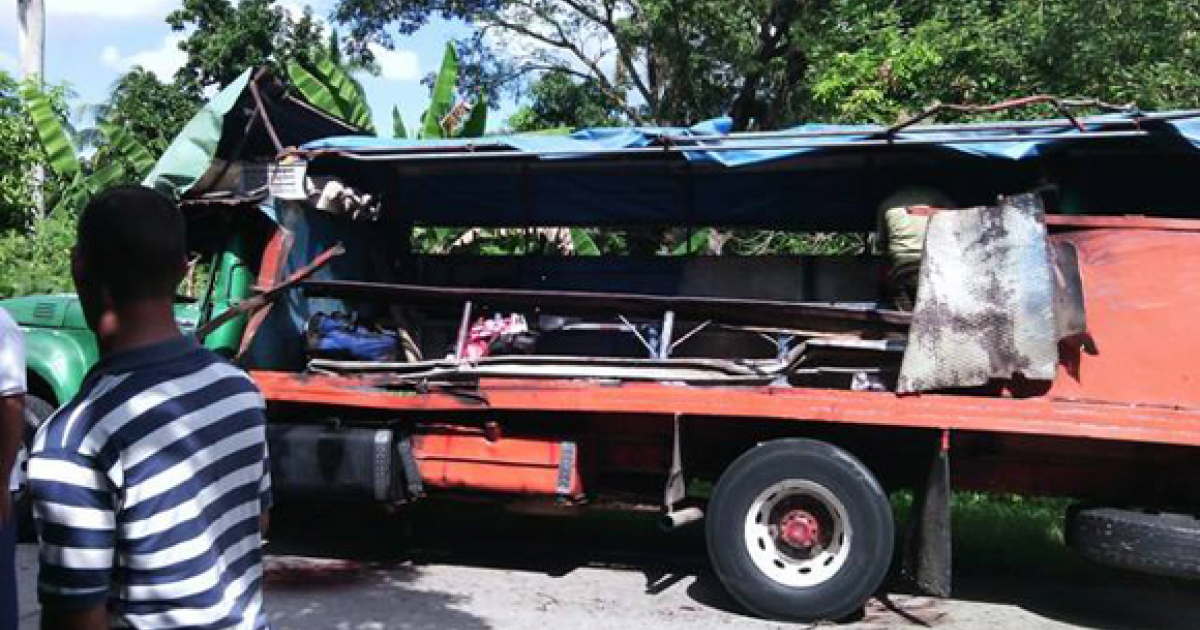 Auto siniestrado tras un accidente en Santiago de Cuba © Radio SM / Archivo