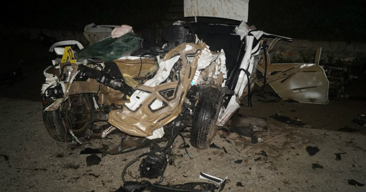 Auto siniestrado tras el accidente en el kilómetro 284 de Villa Clara © CMHW