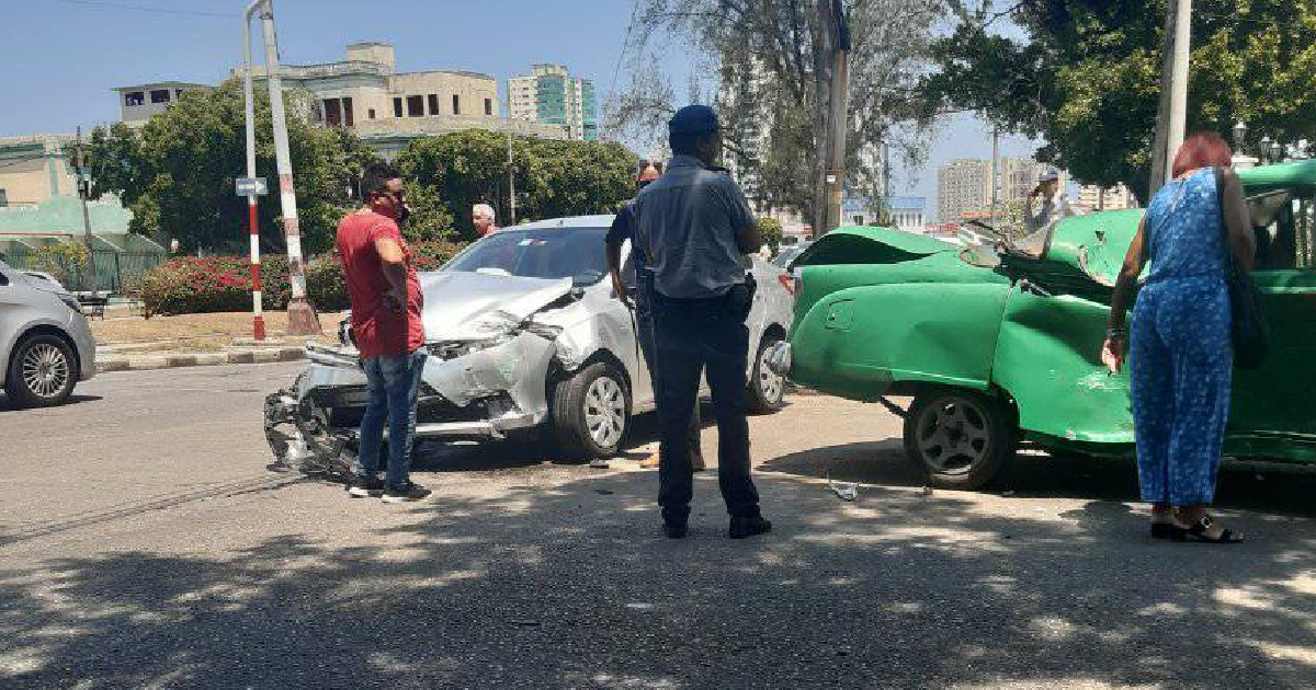 Choque entre almendrón y automóvil moderno causa estragos en El Vedado