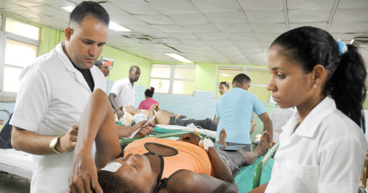 Médicos de la ciudad de Guantánamo atendiendo a una de los accidentadas © Venceremos / Leonel Escalona Furones