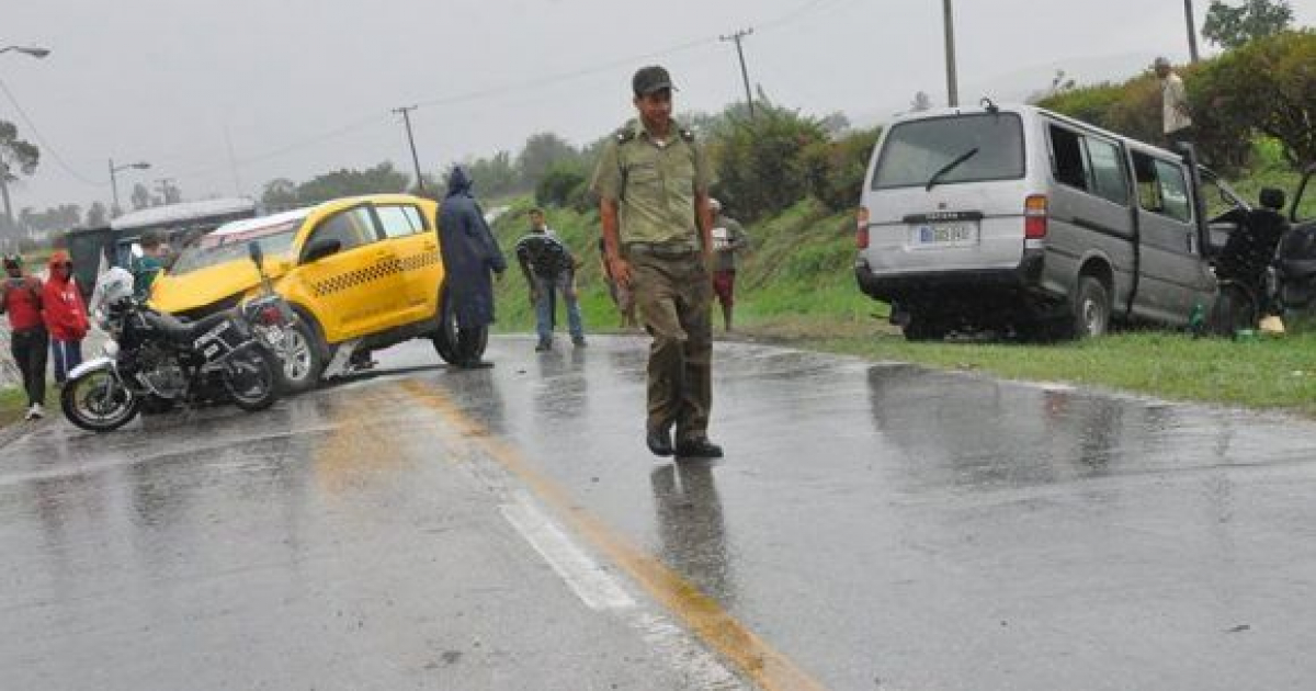 Autoridades atendiendo un accidente en Granma © La Demajagua / Rafael Martínez Arias