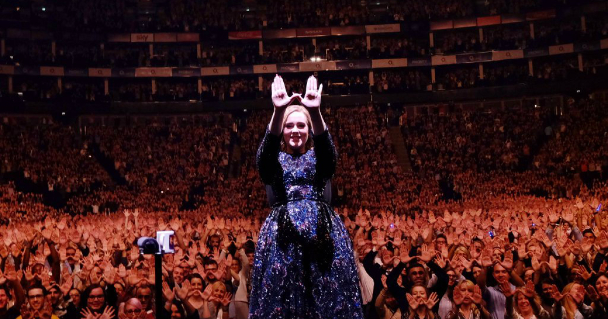 La cantante británica Adele actuando en un abarrotado concierto © Twitter / Adele