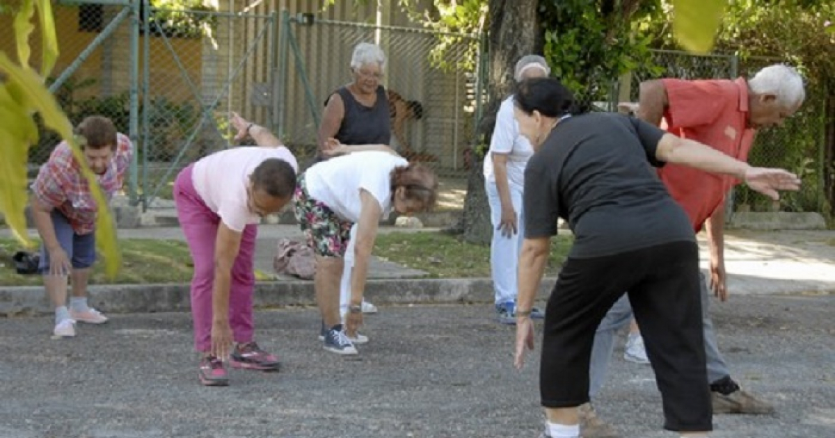 Adultos mayores haciendo ejercicios © Desarrollan planes de actividad física para que los adultos mayores en Cuba envejezcan mejor