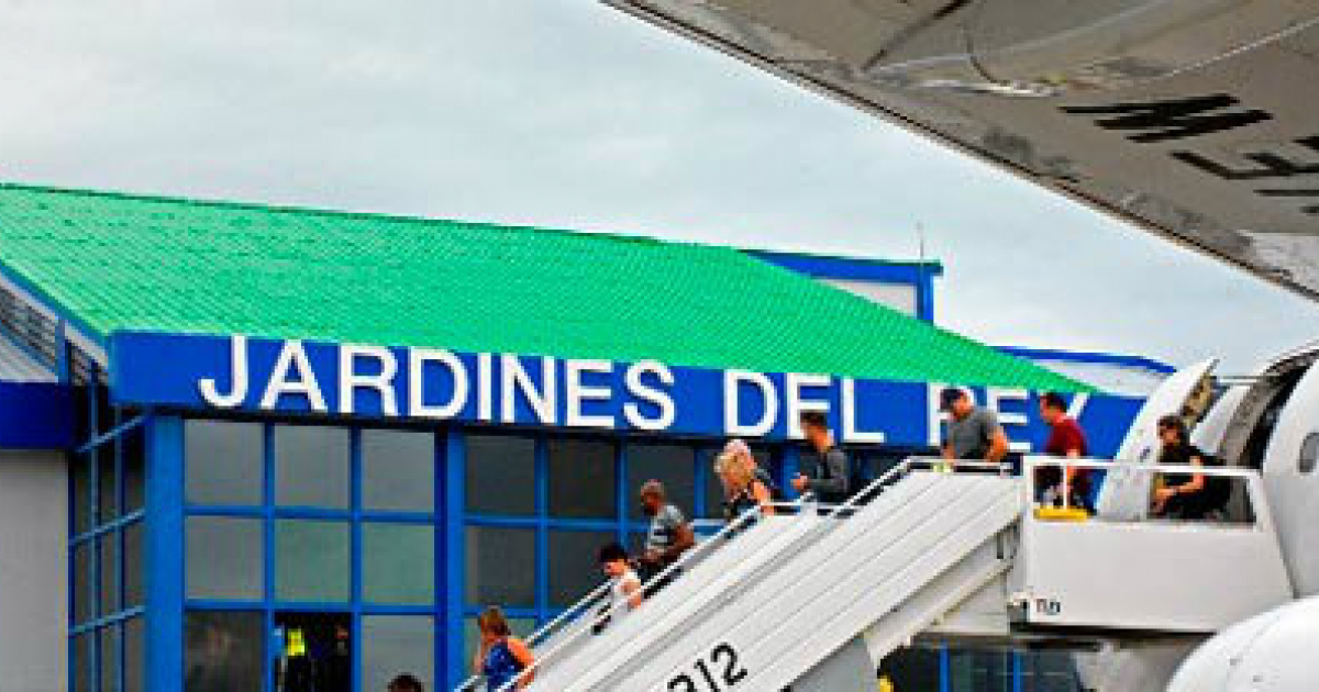 Llegada de turistas al Aeropuerto Internacional Jardines del Rey © Invasor / Alejandro García