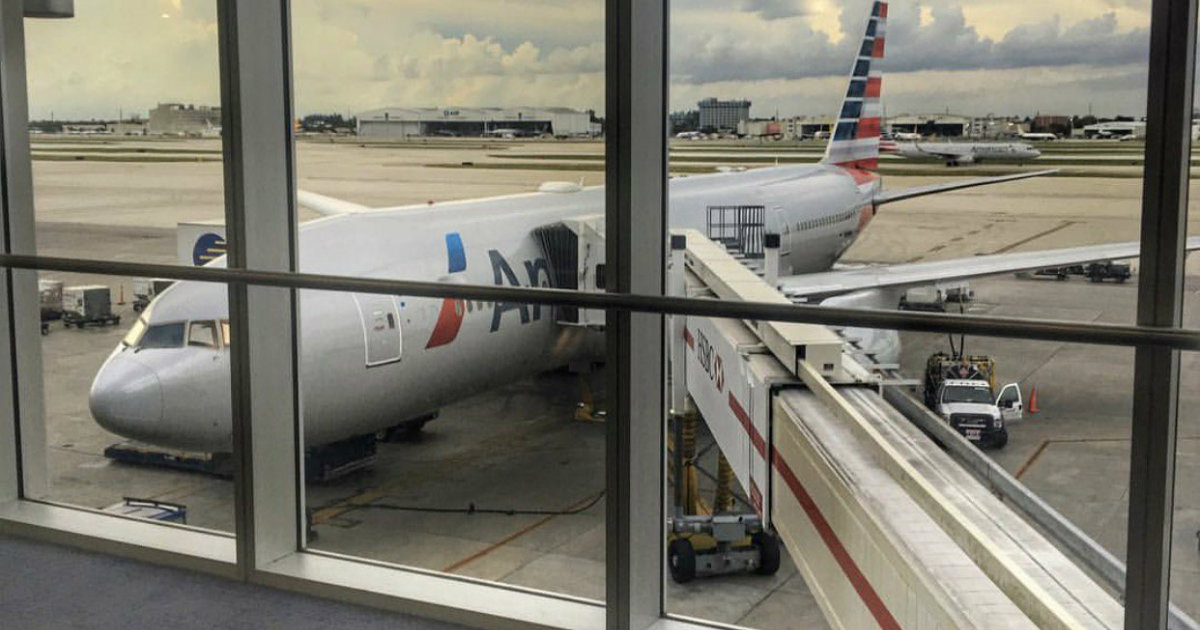 Un hombre se coló por el carrusel de equipajes del Aeropuerto Internacional de Miami © Twitter/AeropuertoIntMiami