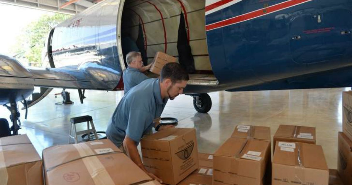 los voluntarios cargan la mercancía destinada a Holguín © Herald Tribune / Mike Lang