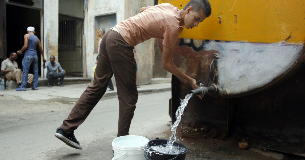 Una pipa de agua en Cuba. © Agencia de Noticias Internacional / Flickr commons