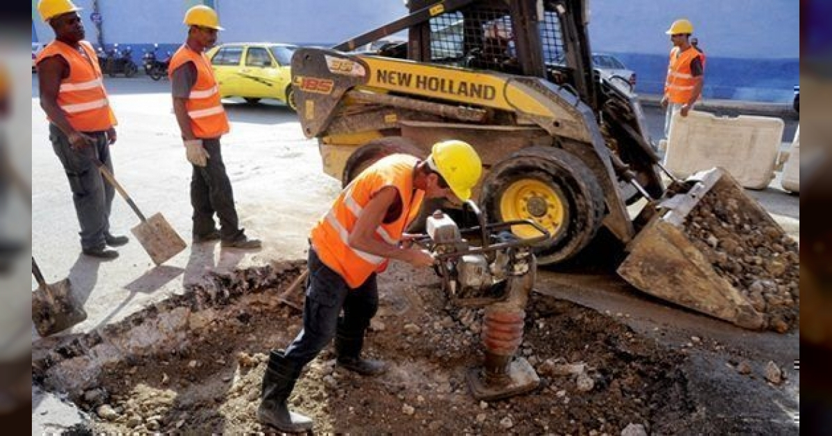 Reparaciones en conductoras de agua. © Cubadebate